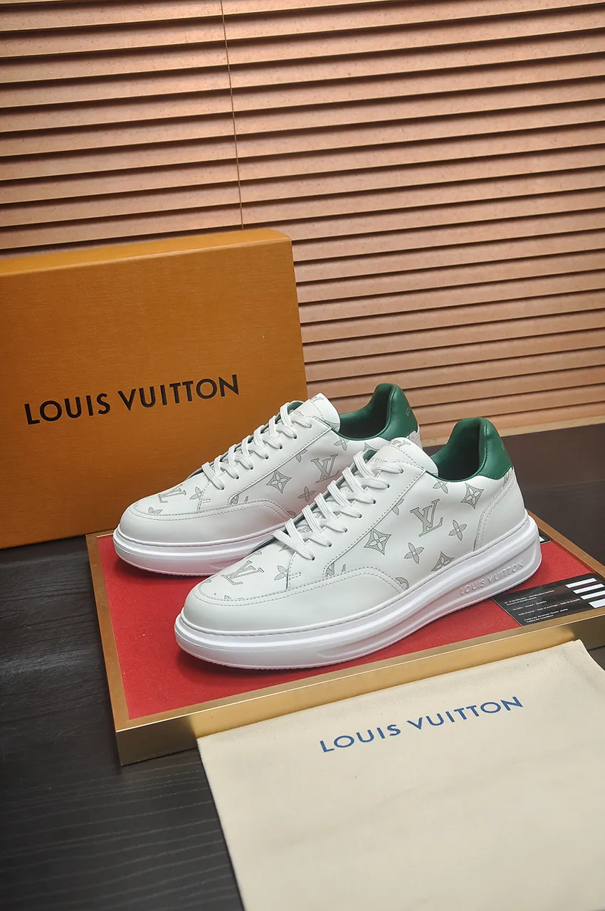 Men's men's shoes 💰640💶Original development, quality shipping, welcome to compare - LV sneaker series sports shoes introduce the loose silhouette of the ready-to-wear series into the spring and summer men's wear shows and make an eye-catching appearance. The cow leather upper is combined with rough fabric laces, and colorful beading highlights the brand's classic elements. LV letters mark the tongue and Monogram floral outsole. Mixed materials Made of top-grain cowhide, thick shoelace design, large Monogram print on the side, mesh lining and cotton feet, the comfort is as extreme as ever, premium heritage, quality first, worth owning! Size: Men’s 38-45 (45 is custom-made and cannot be returned or exchanged)